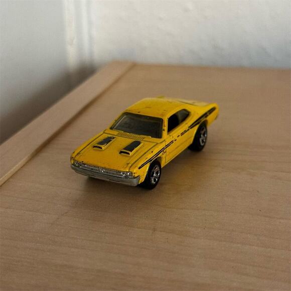 Y2K Hot Wheels 2009 1971 Dodge Demon Yellow 1:64 Diecast Model Car - Picture 2 of 9